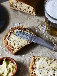 Hivatkozás a receptekhez, egy szelet kenyér vajjal és késsel