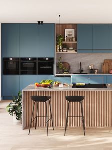 NEFF keukenapparaten in een blauwe keuken met houten details.
