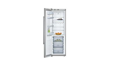 Metallisches Kühl-Gefriergerät mit Zutaten bei offen stehender Türe.