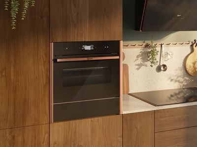 NEFF įmontuojama mikrobangų krosnelė rudos spalvos virtuvės komplekte