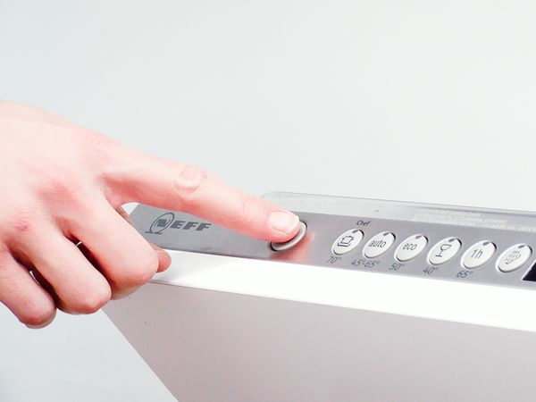 Arrêtez le lave-vaisselle et débranchez le câble d'alimentation électrique du lave-vaisselle.
