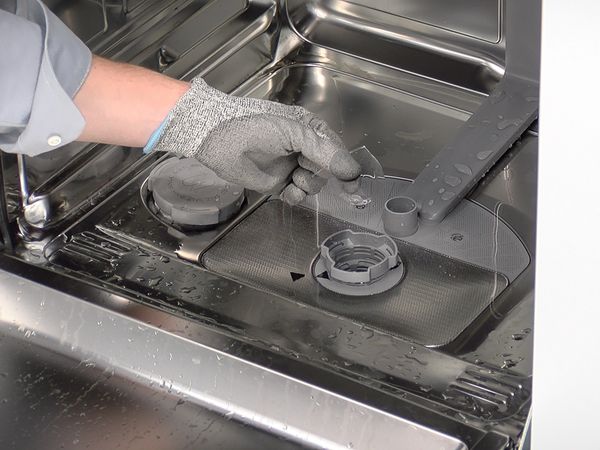Vorsicht: Im Filter oder in der Pumpe können sich Glasscherben befinden, deshalb empfehlen wir das Tragen von Schutzhandschuhen.