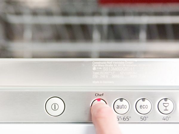Futtasson egy legalább 65 °C-os programot a mosogatógépen.