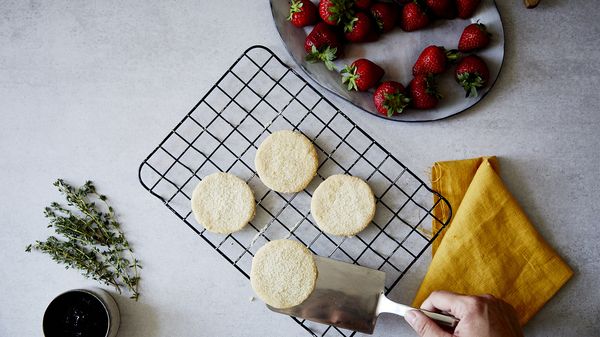 Haal uit de oven en laat de koekjes 5 minuten afkoelen voordat je ze met een paletmes van de bakplaat haalt en verder laat afkoelen op een rooster.