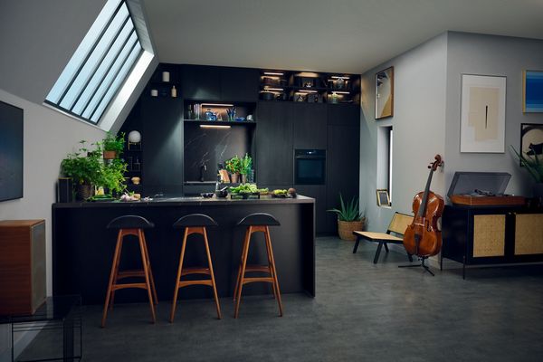 Cucina moderna open space con bancone e sgabelli