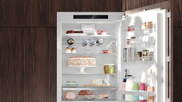 Flexible shelf set-up in XXL fridge to ensure versatile storage options.