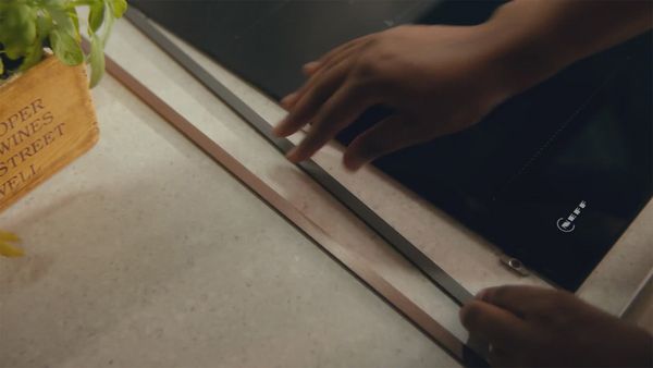 Videó a főzőlap oldaléleinek cseréjéről antracit szürke és csiszolt bronz színben 