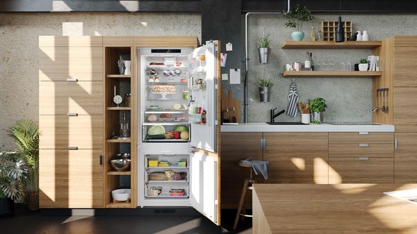 Suur avatud ustega XL külmik-sügavkülmik heledast puidust köögis