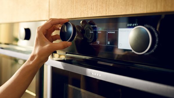 Video explaining Flex Control, being able to move the Twist Pad Flex between the hob, oven and coffee machine and controlling all appliances with it 