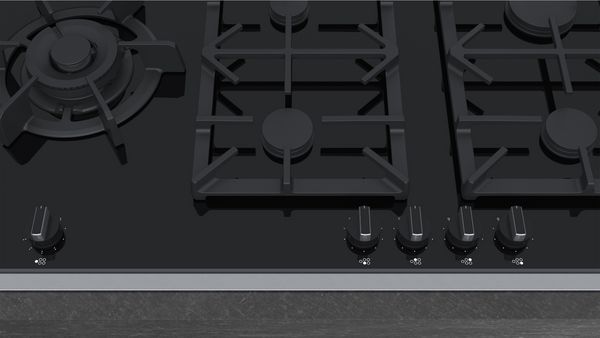 Μια μαύρη κουζίνα με εστίες αερίου