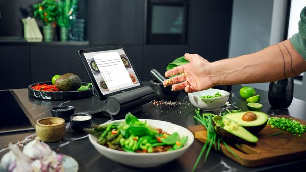 Sowohl Smartphone als auch Tablets können mit dem Smart Kitchen Dock verwendet werden