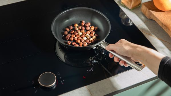 Schritt 1: Haselnüsse in einer Pfanne anrösten.