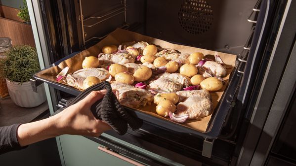 Gemüse zum Hähnchen geben und backen