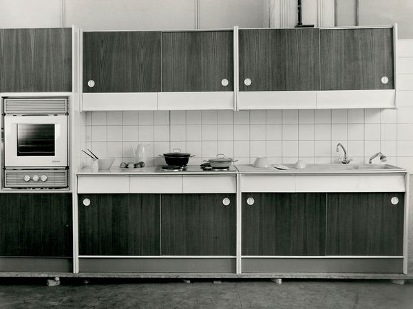 1960-tallet - Høye stabler med tallerkener