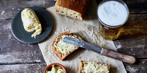 Bierbrood met bacon-boter