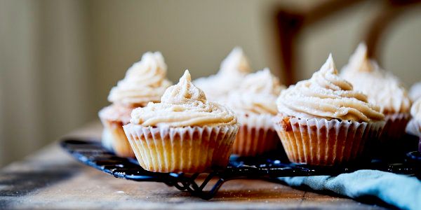 Karamel-zeezoutcupcakes met een hart van chocola