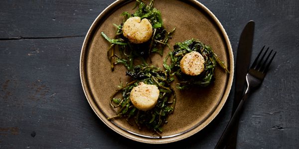 Gebakken coquilles met warme zeewiersalade
