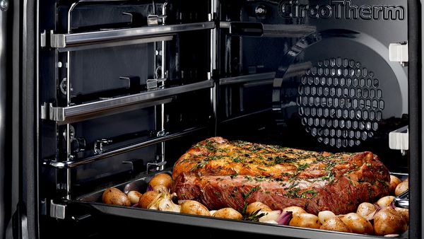 NEFF-Backofen-Innenausstattung mit CircoTherm®-Heißluft mit einem Roastbeef