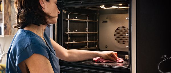 Richtig den Ofen putzen: Die besten Hausmittel & Tipps ohne Chemie gegen Schmutz