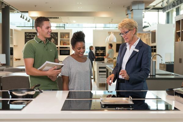 Adviesgesprek in NEFF showroom