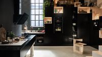 Schwarze Küche mit Graphite Grey Geräten