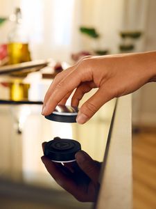 K&auml;si hoidmas metall-h&otilde;bedast pliidiplaadi kohal Twist Padi.