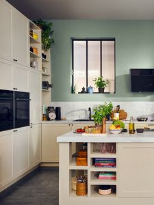Връзка към планиране на нова кухня, показваща шейкър кухня в кремав цвят с остров и зелена стена