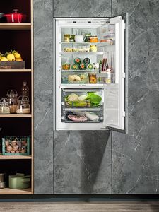 Ένα ενσωματωμένο ψυγείο με ανοιχτή πόρτα