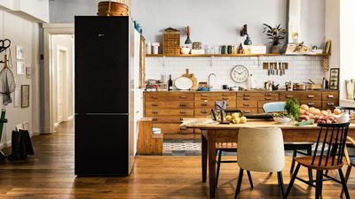 Cuisine en bois intégrant l’éclairage d’équipement