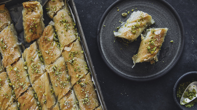 Orientalischer Nussstrudel mit Kardamom-Zitronen-Sirup