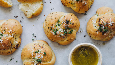 Hefeknoten mit Knoblauch-Kräuter-Butter