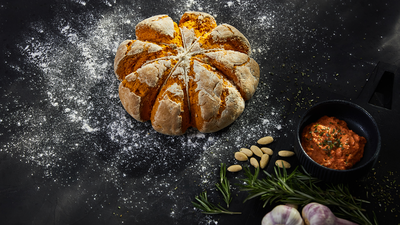 Kürbisbrot mit Chili und Paprika-Dip