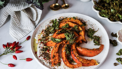 Kürbisspalten, veganer Labneh und Grünkohlchips