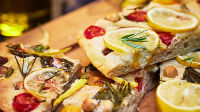 Dinkel-Focaccia mit kandierten Zitronen