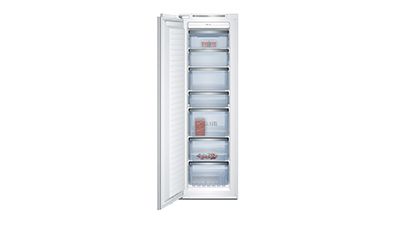Congelatore metallizzato su sfondo bianco, aperto e con pochi alimenti all'interno.