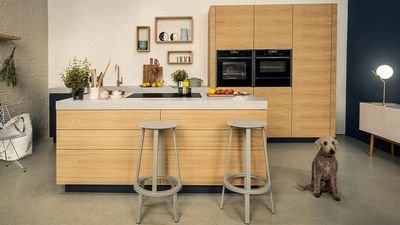 Minimalistische Küche mit Holz, klare Linien