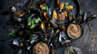 Cozze nere con interno arancione e prezzemolo. 