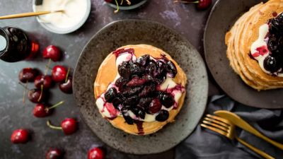 Pancake soffici con yogurt e composta di frutti rossi. 