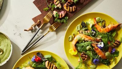 Salat med grillede reker og fersken