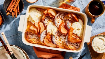 A tray with toasted bread, pear slices and mascarpone cream