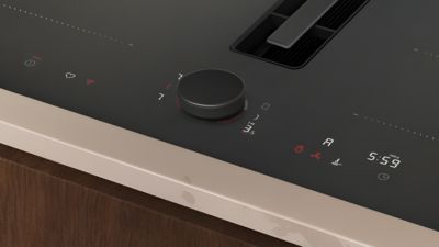 Kookplaat met afzuiging op een natuurstenen blad met houten kasten