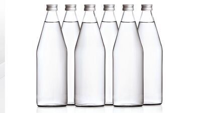 sei bottiglie di vetro piene d'acqua