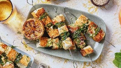 Piatto di spiedini di halloumi e zucchine con citronette di limoni grigliati