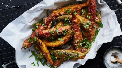 Peperoni fritti croccanti con erbe fresche e sale. 