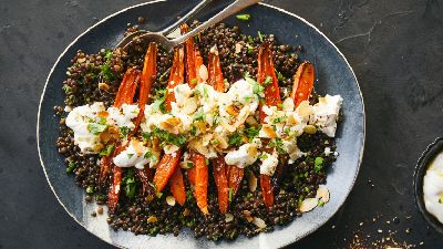 Lenticchie nere con carote, yogurt ed erbe. 