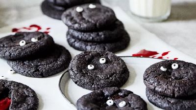 Biscotti neri spettrali con occhi di zucchero e sciroppo rosso. 