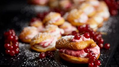 Dolcetti ripieni di crema con ribes e zucchero a velo. 