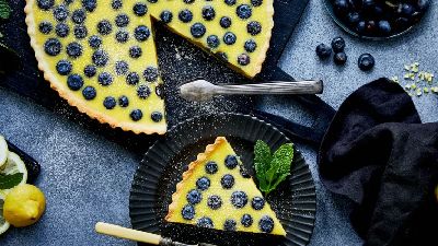 Crostata ai mirtilli con limone, menta e frutti freschi. 
