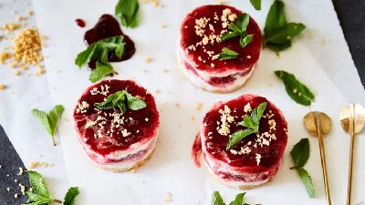 Dolci a strati con salsa ai frutti di bosco, noci e menta. 