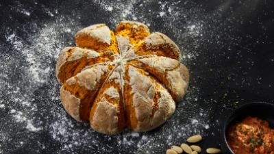 Pane a forma di fiore con farina ed erbe aromatiche. 